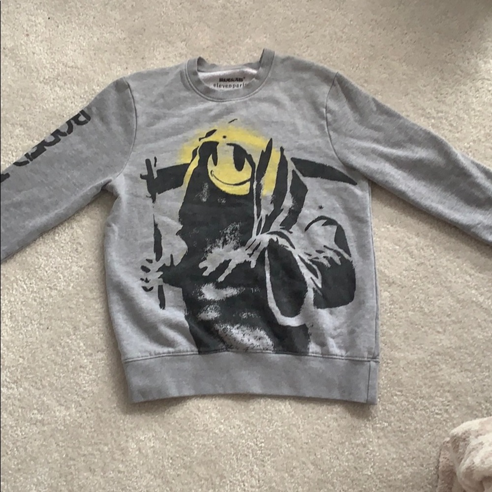 Grey Sweatshirt with yellow and black design.